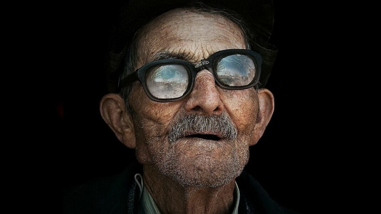 Пожилые мужчины с большими. Старик в очках. Слепой старик. Пожилой мужчина. Старый дедушка.