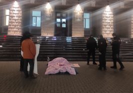 В Кишинёве проходит протест с кроватью